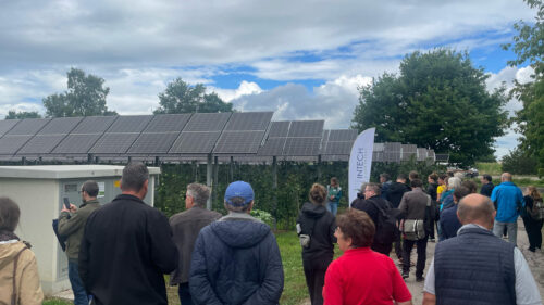 Besuchergruppe bei der Besichtigung der Agri-PV-Anlage
