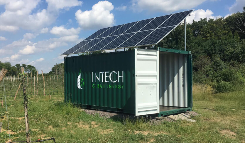 Intech Energy Container mit Photovoltaikanlage zur autarken Bewaesserung einer Obstplantage in Meckenheim.