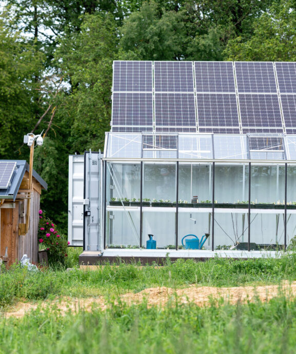 Solarcontainer mit PV-Modulen auf biodynamischem Hof im Elsass zur autarken Energieversorgung