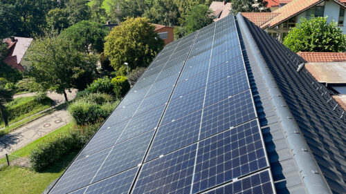 Photovoltaikanlage von Intech auf Dach von Einfamilienhaus
