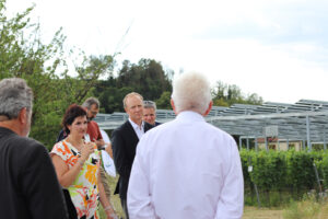 Dr. Bettina Frank-Renz (Director, State Viticulture Institute) and Kolja Bitzenhofer (Director, State Winery) presenting the Viti-PV installation at Blankenhornsberg.