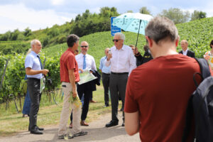 Minister President Winfried Kretschmann in conversation with Reinhold Treiber (Managing Director, Landscape Conservation Association Breisgau-Hochschwarzwald) discussing biodiversity at the Kaiserstuhl.