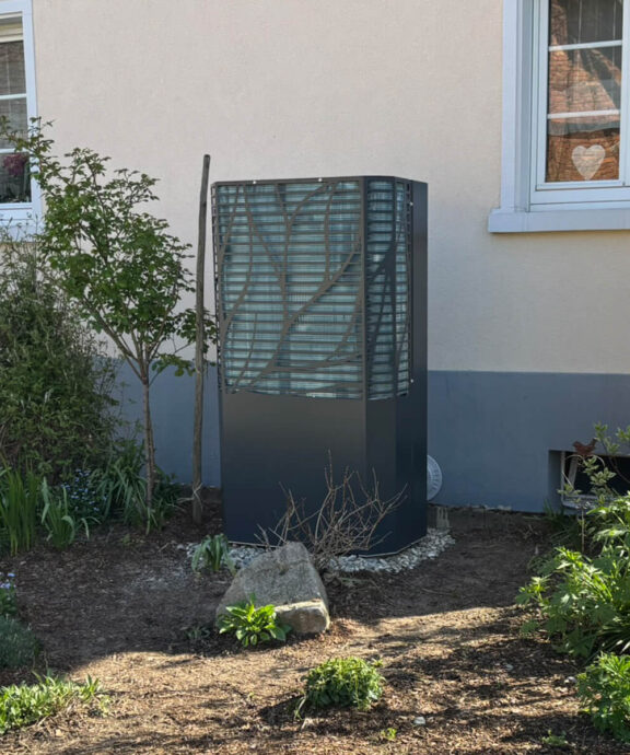 13 kW Luft-Wasser-Waermepumpe fuer ein Einfamilienhaus