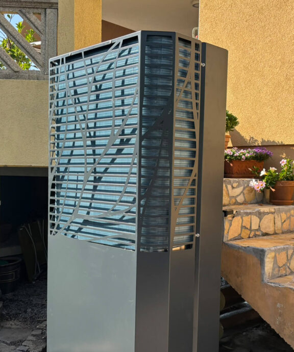 10 kW Lambda Luft-Wasser-Wärmepumpe an einem Einfamilienhaus