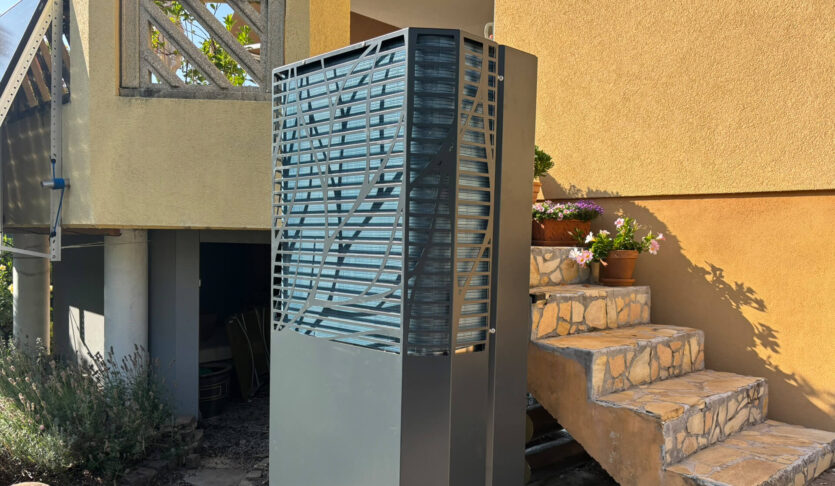 10 kW Lambda Luft-Wasser-Wärmepumpe an einem Einfamilienhaus